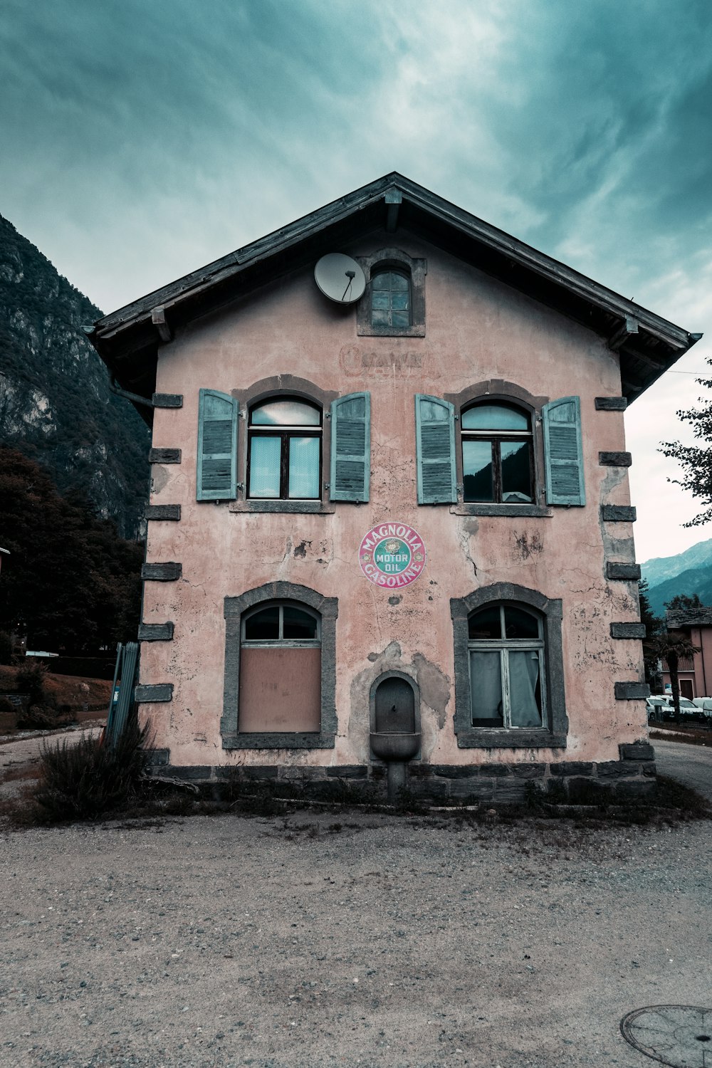 brown and white concrete building