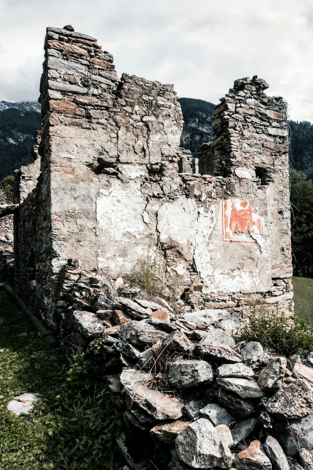 Mur en béton gris avec peinture rouge