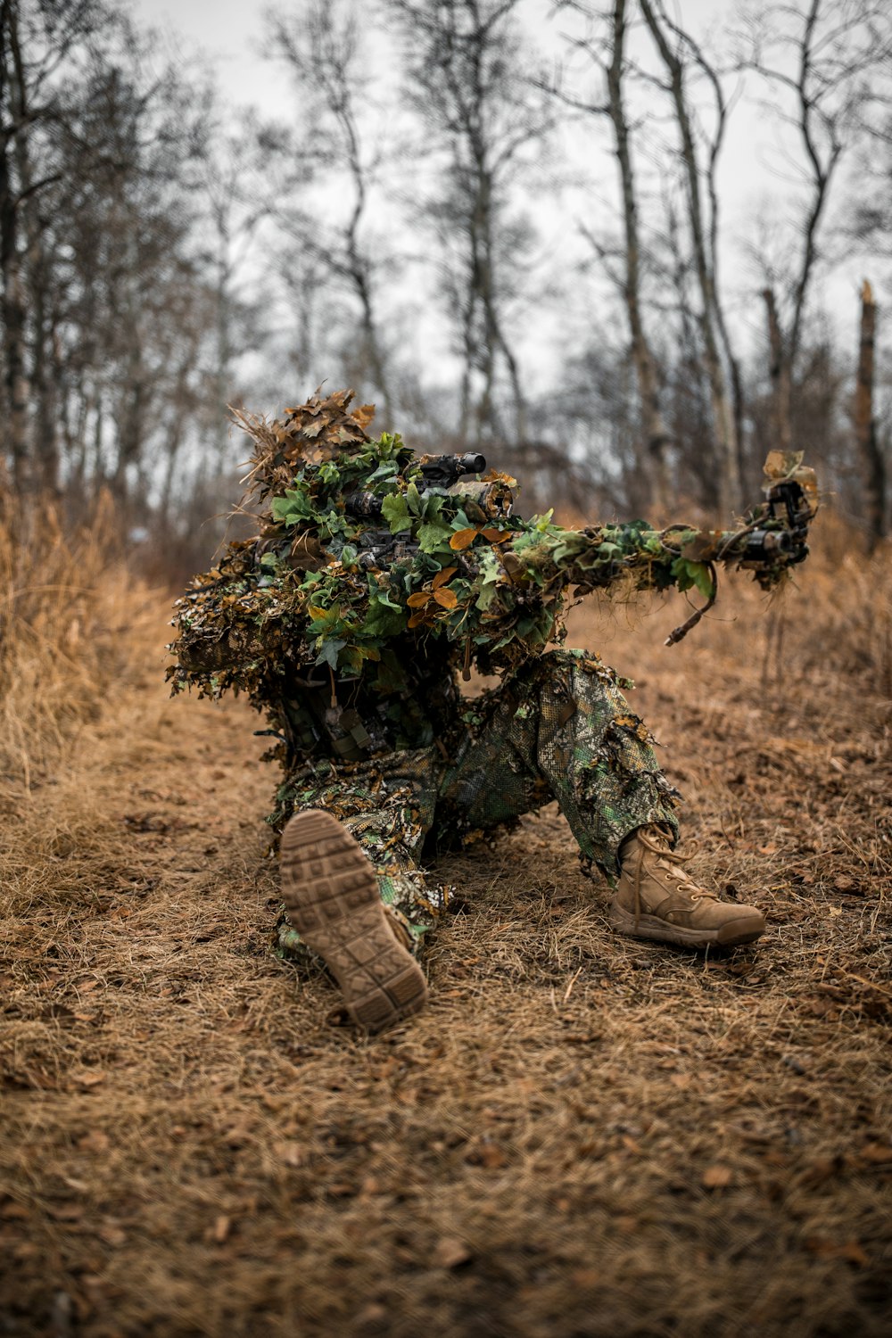 braune Stiefel auf braunen getrockneten Blättern