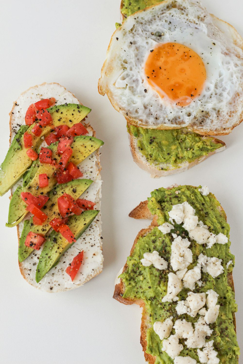 Tranches de tomate et légumes verts sur assiette en céramique blanche