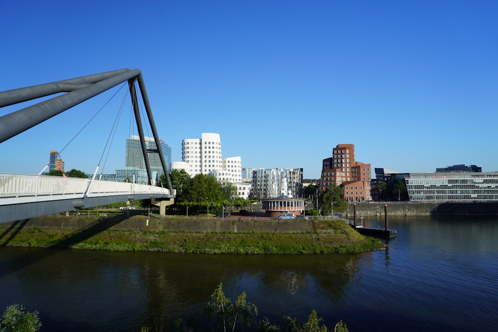 Puente Blanco sobre el río durante el día