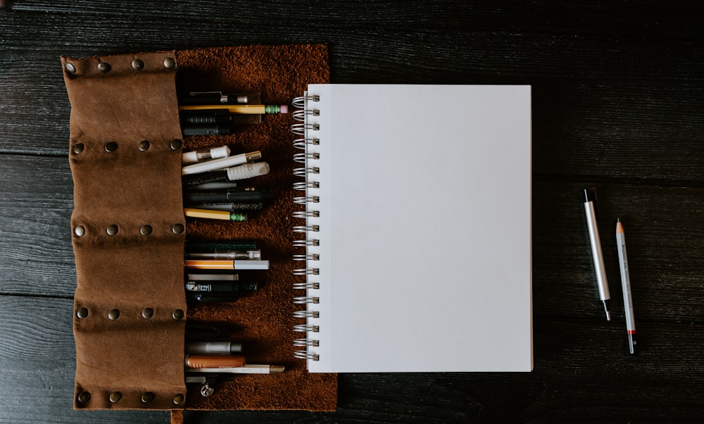 Cahier à spirale blanc sur table en bois marron