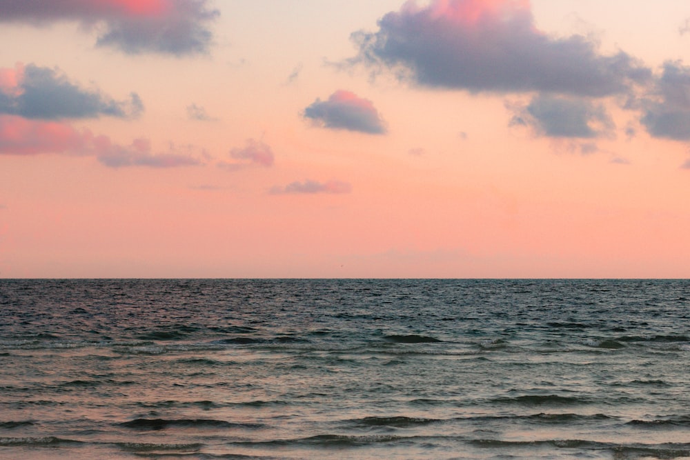 specchio d'acqua sotto il cielo nuvoloso durante il giorno