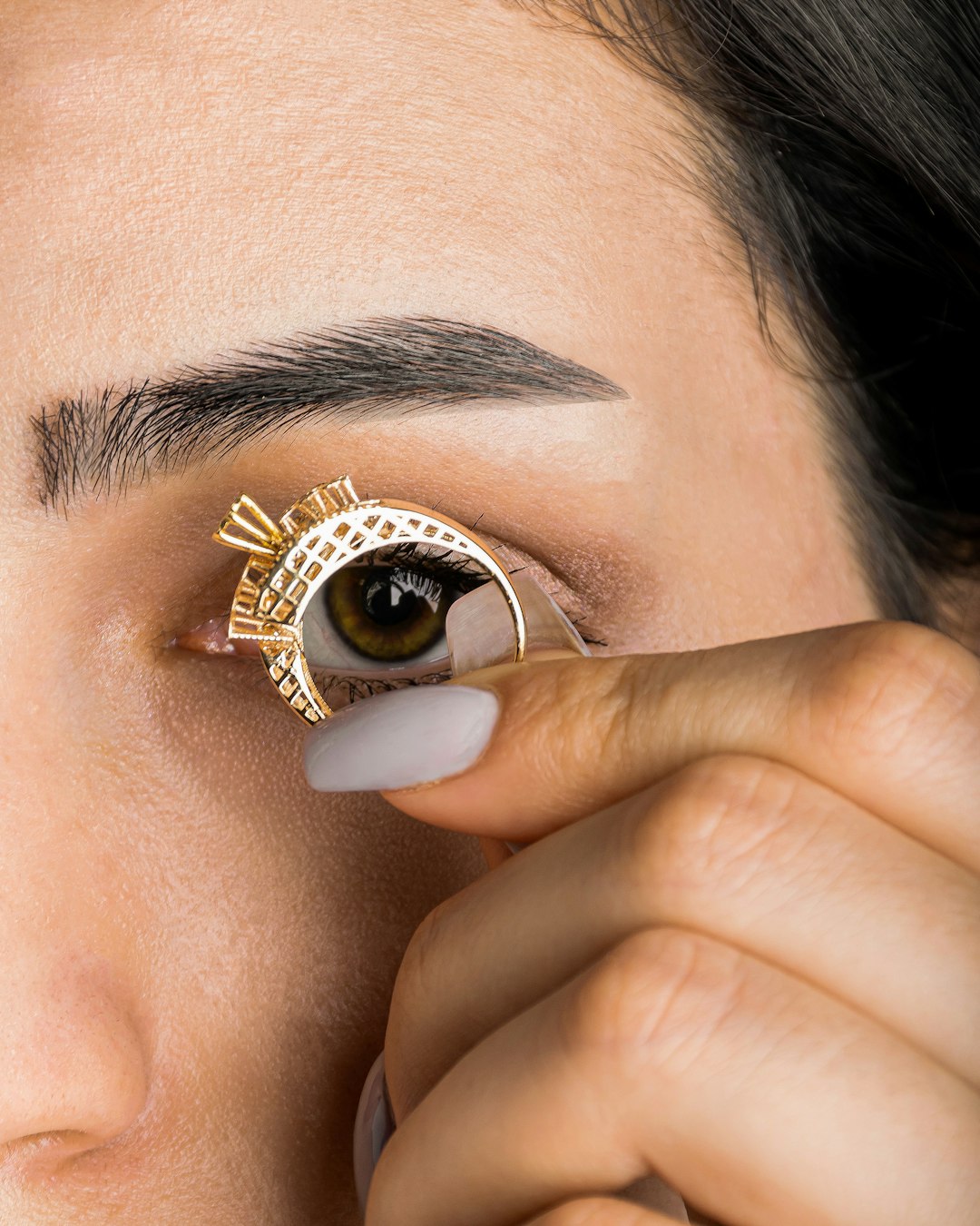 woman wearing silver diamond stud earring