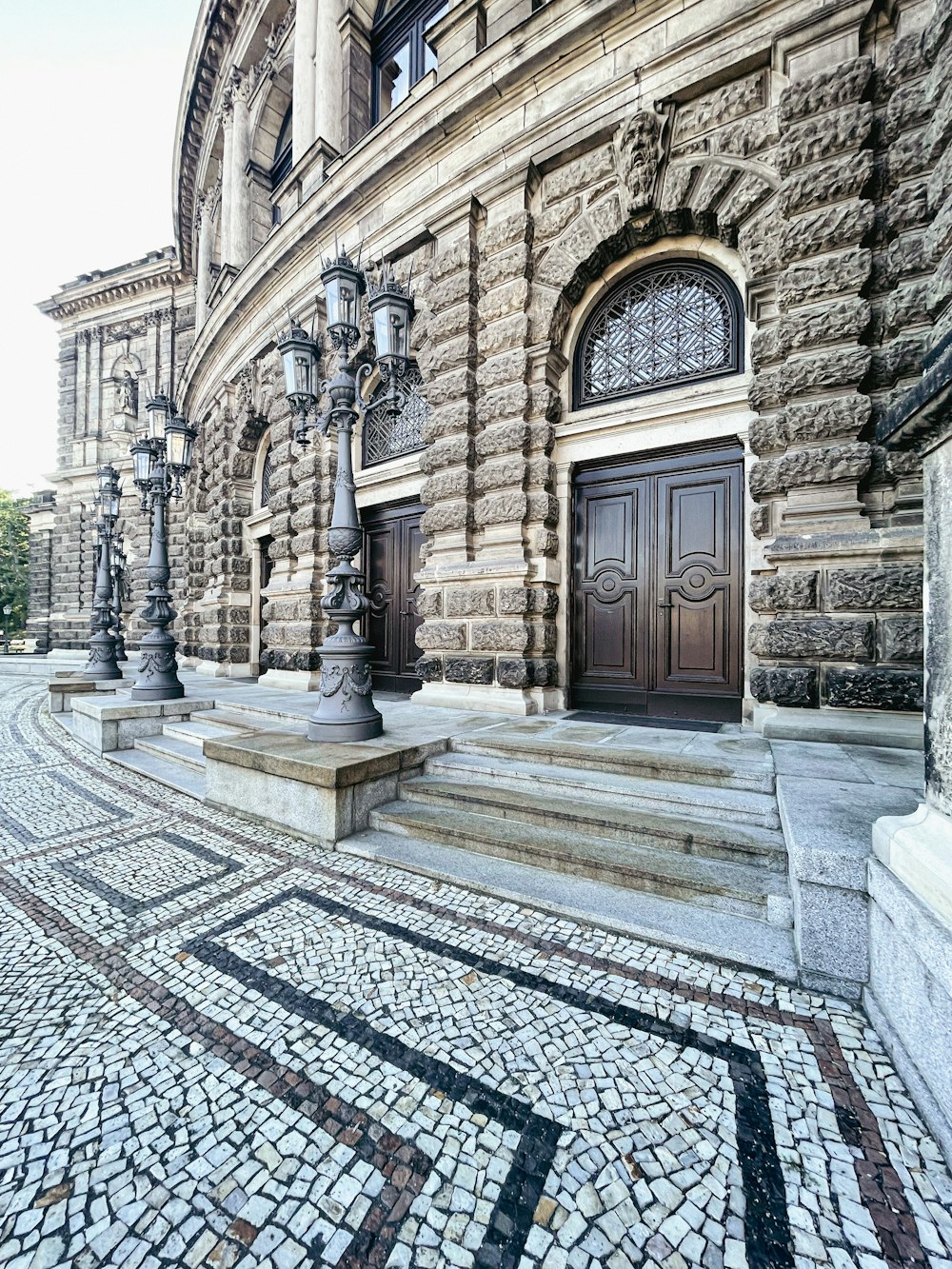 Edificio de hormigón marrón y beige