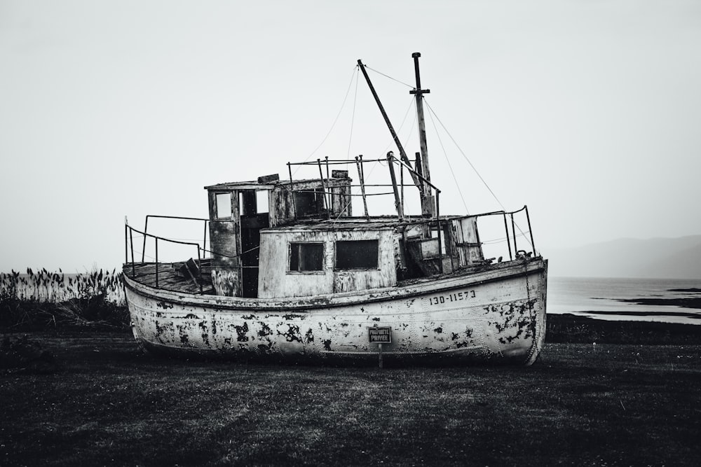 barco branco e marrom no corpo de água