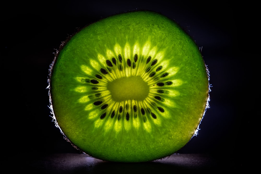 fruta verde en rodajas con fondo negro