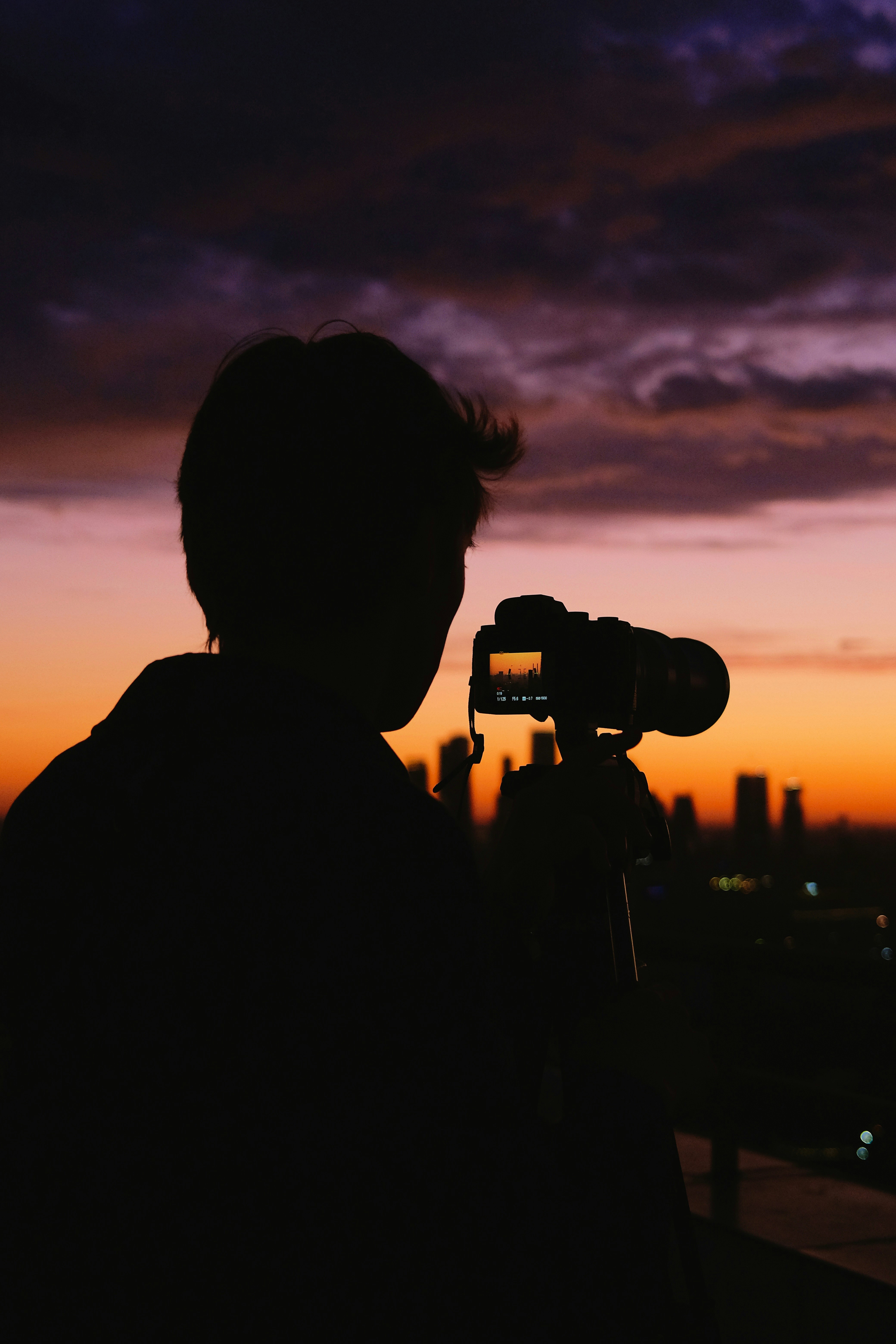 日没時にカメラを持っている男のシルエットの写真 Unsplashで見つけるモスクワの無料写真