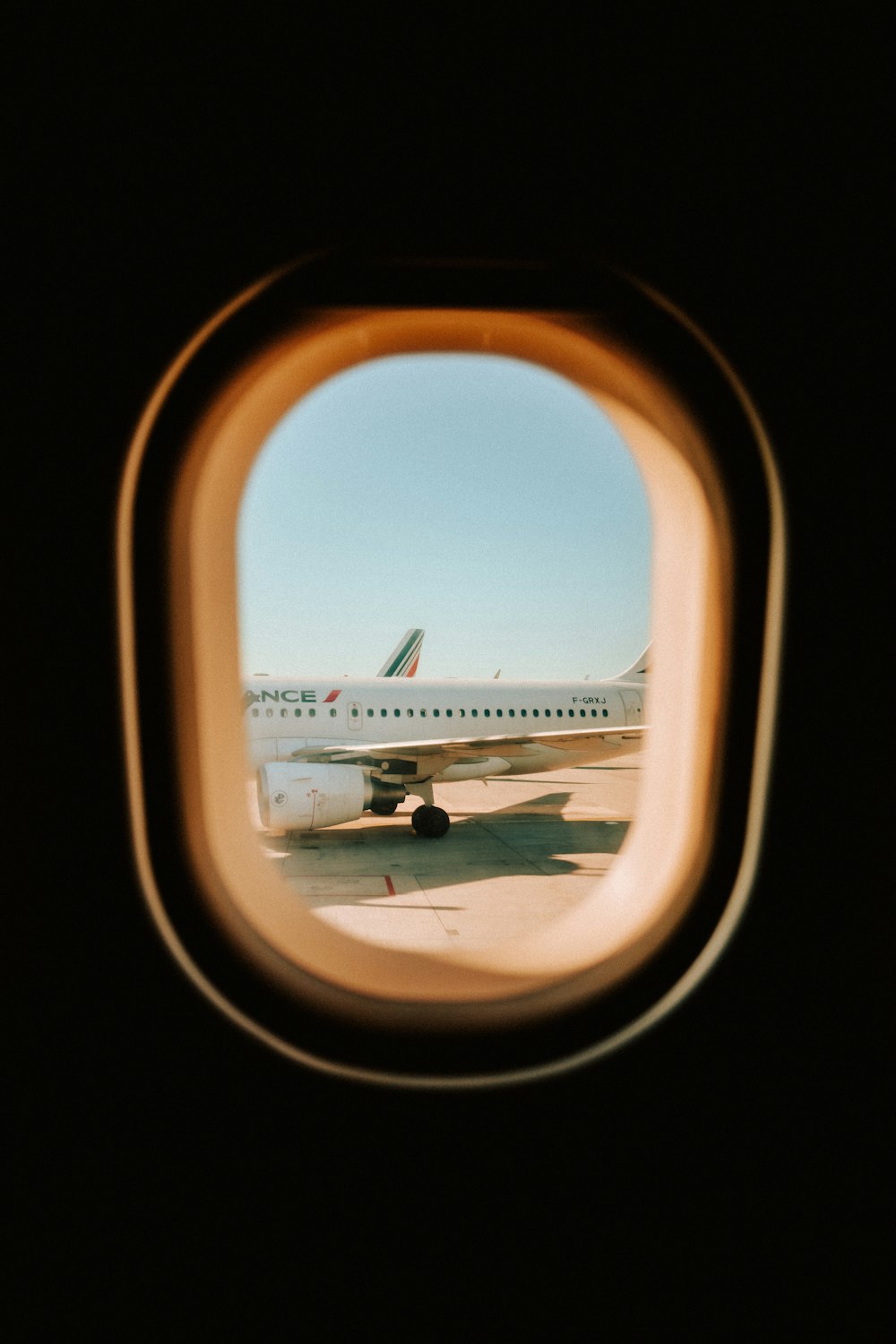 vista da janela do avião da asa do avião durante o dia