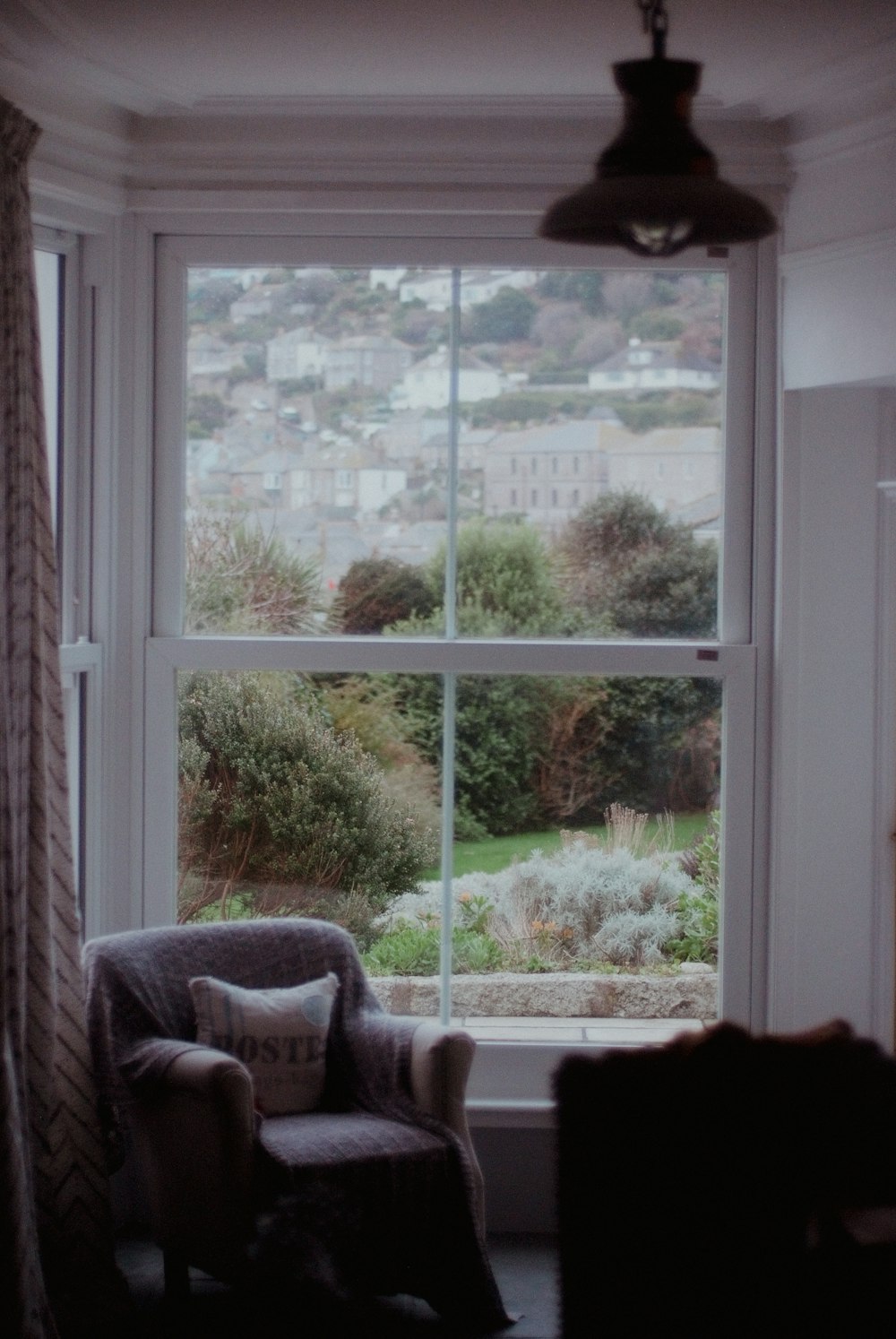 ventana de vidrio con marco de madera blanca