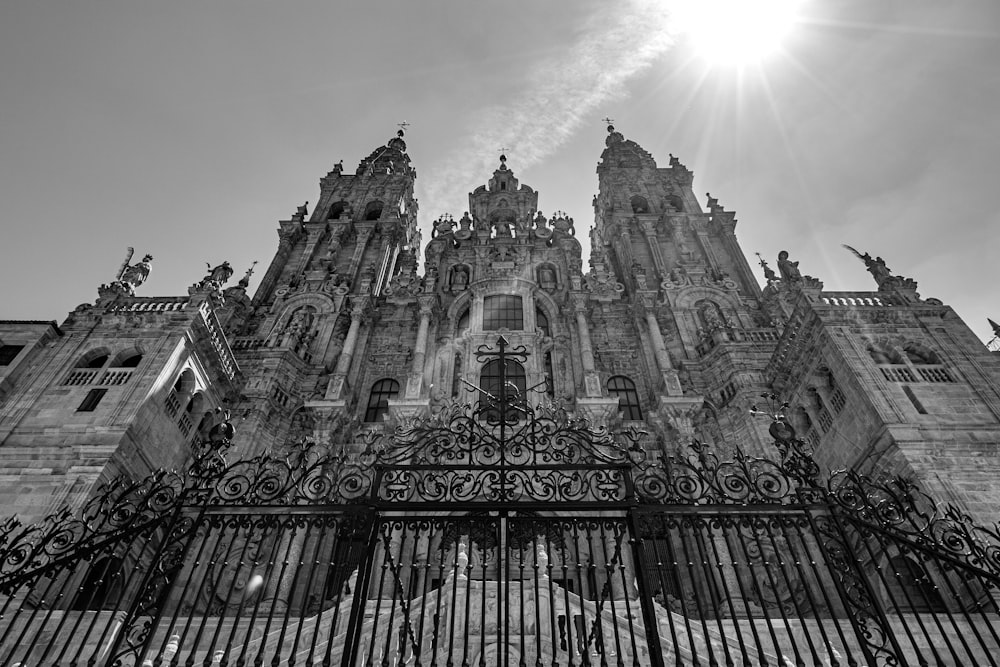 Foto en escala de grises de un edificio de hormigón