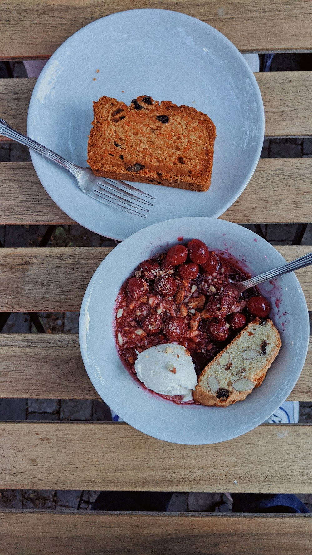 Torta di fragole e mirtilli su piatto di ceramica bianca