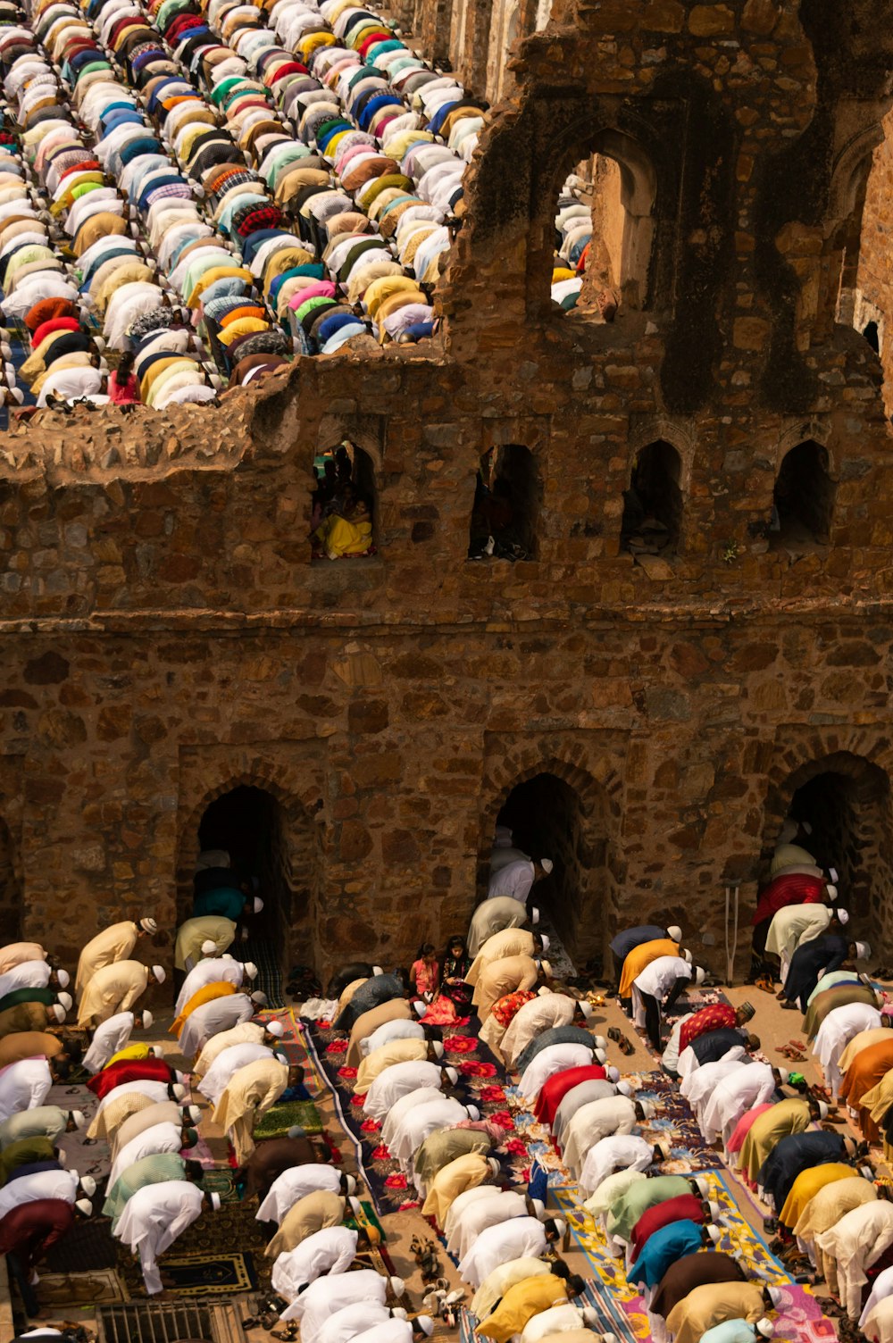 Des gens en chemises blanches, bleues et rouges assis sur des escaliers en béton brun