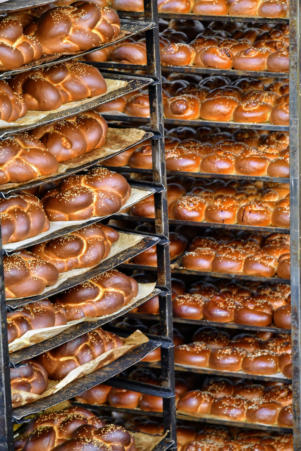 Schwarzbrot auf schwarzem Metallgestell