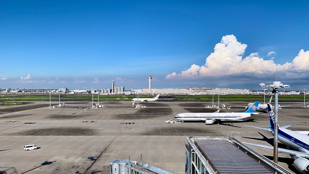 white airplane on gray concrete road during daytime, at the observation deck of Haneda Airport International Line Building<p></figure>羽田空港国際線ビルの展望デッキ