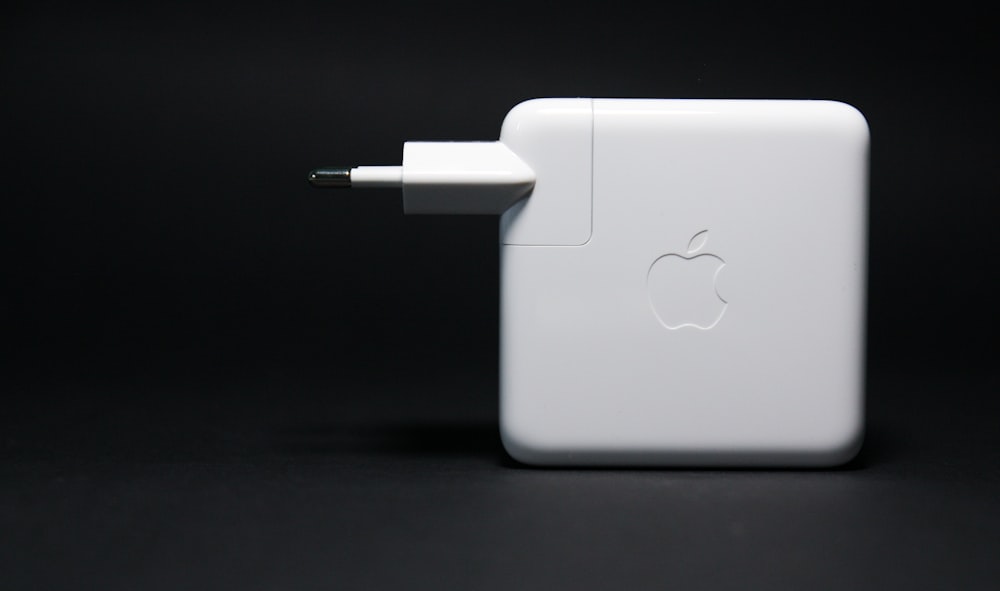 MacBook Apple bianco su superficie nera