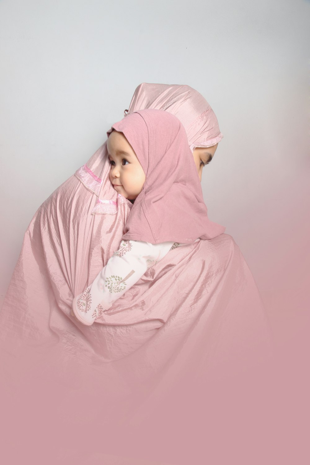 Mujer con hiyab rosa y abaya