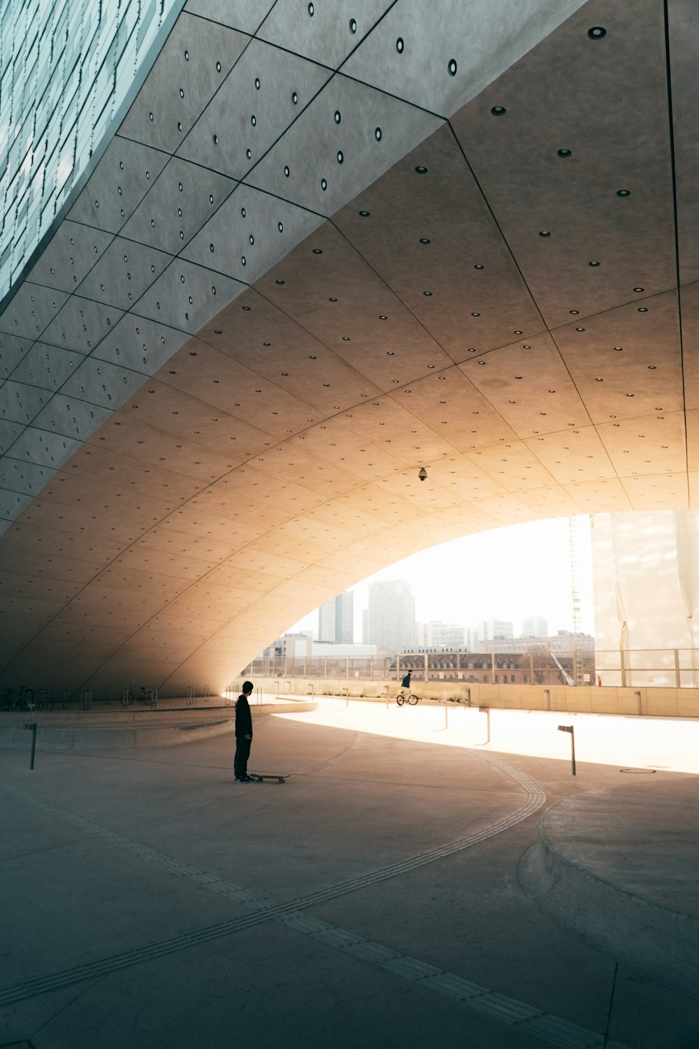 白いコンクリートの建物の上を歩く人々