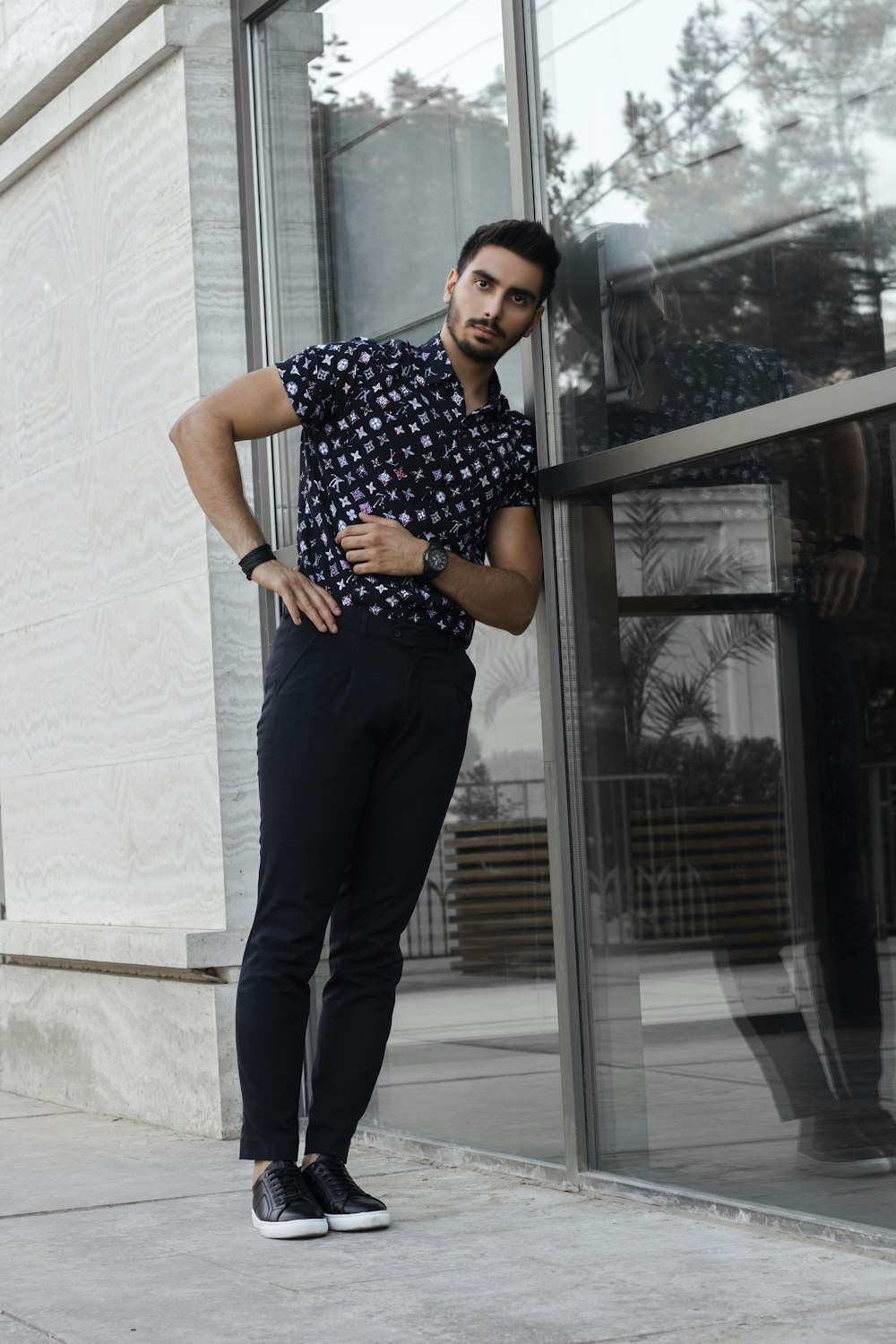 woman in black and white polka dot shirt and blue denim jeans standing  beside glass window photo – Free Iran Image on Unsplash
