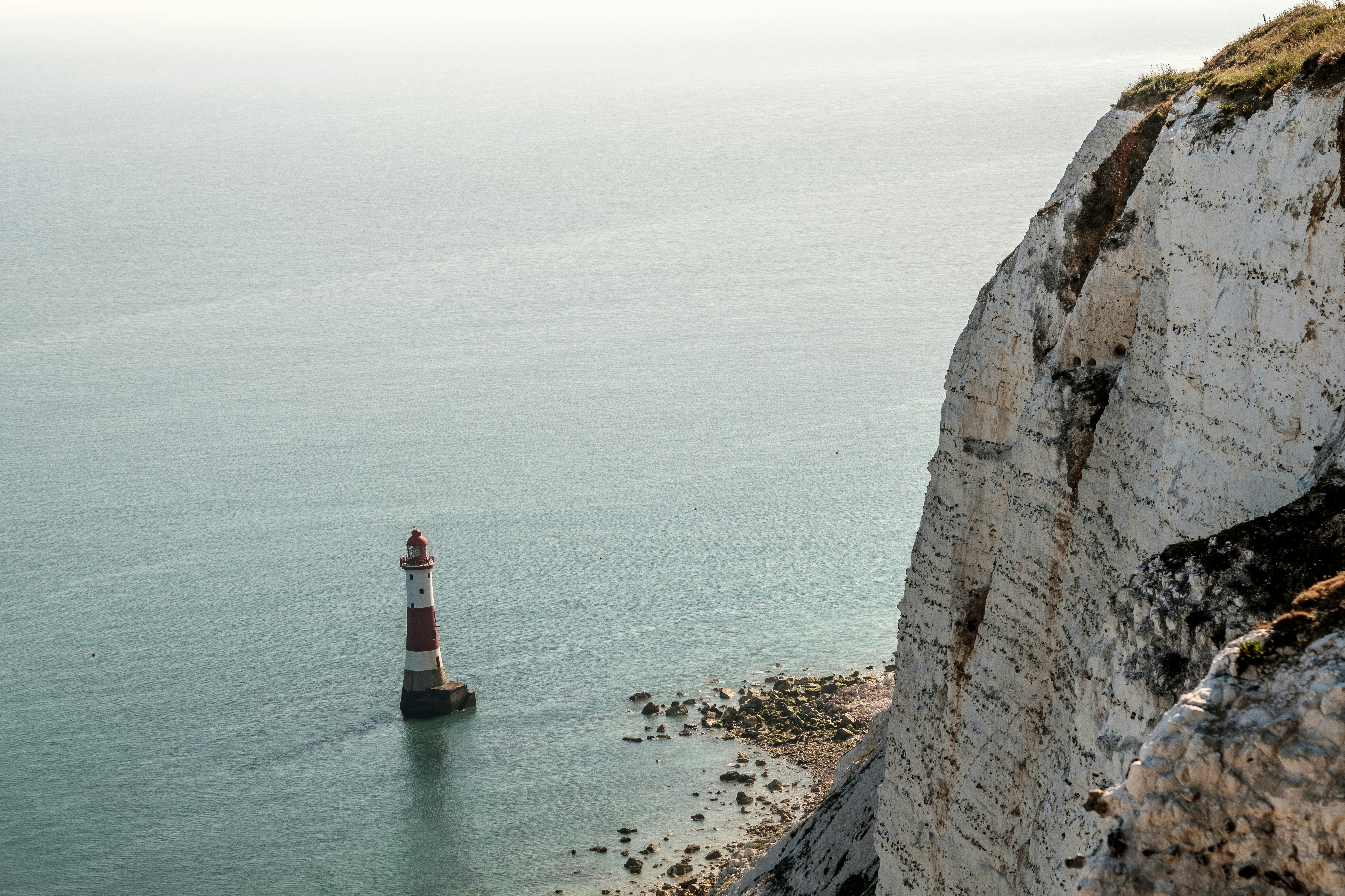 Rot-weißer Leuchtturm auf dem braunen Rocky Mountain tagsüber