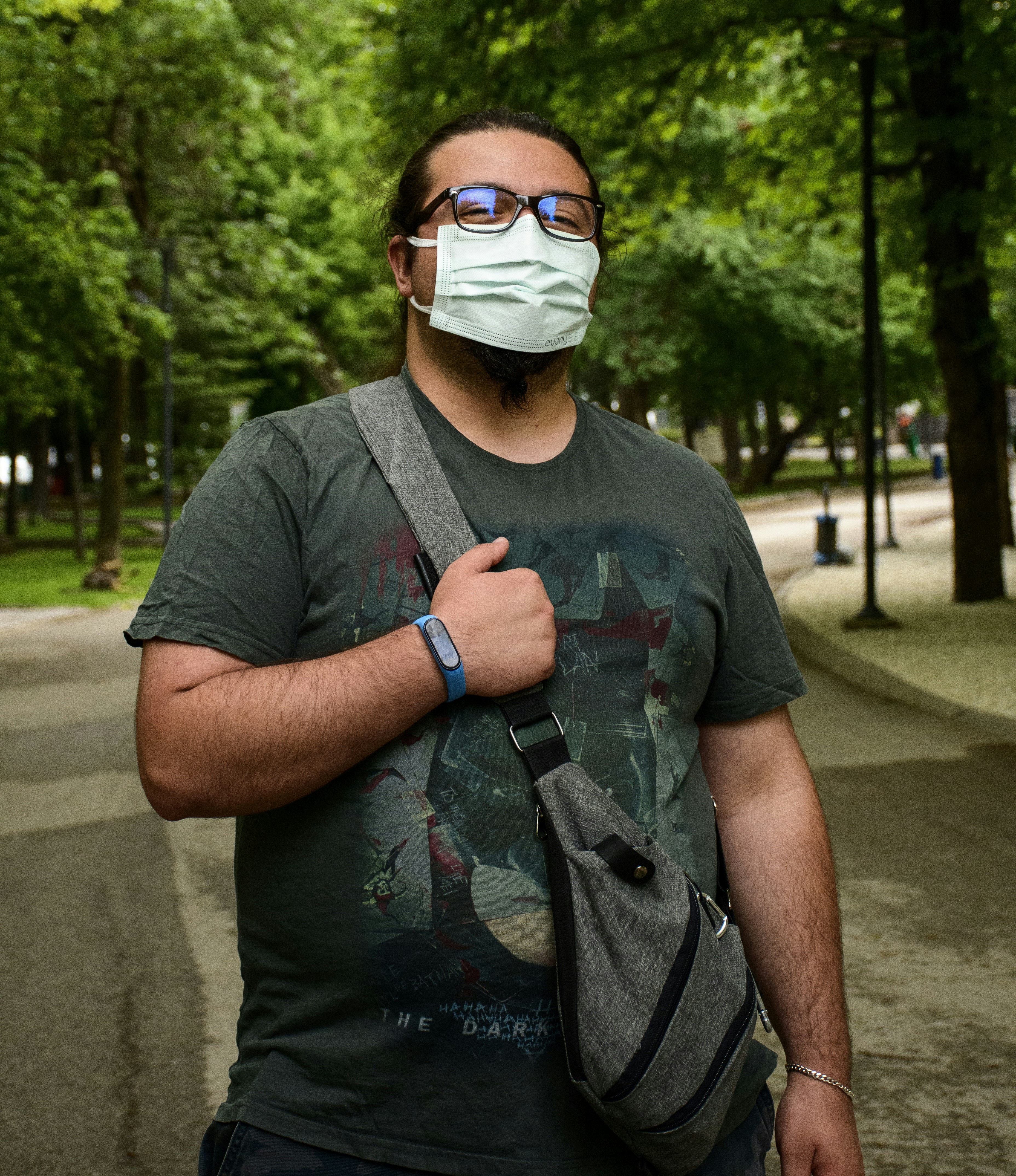 man in gray crew neck t-shirt wearing white goggles