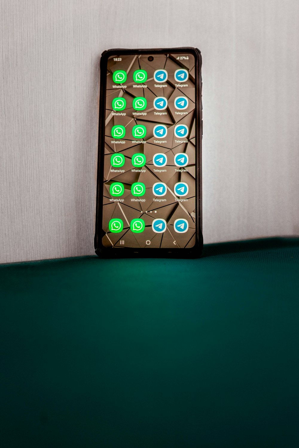 smartphone android preto na superfície verde