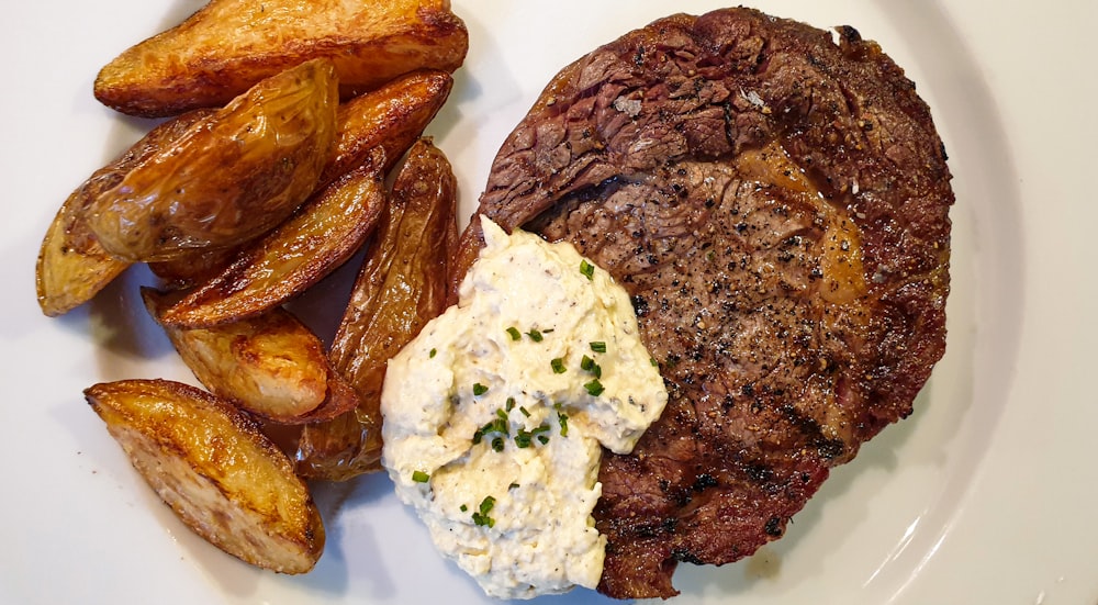 frango frito com arroz branco no prato de cerâmica branca