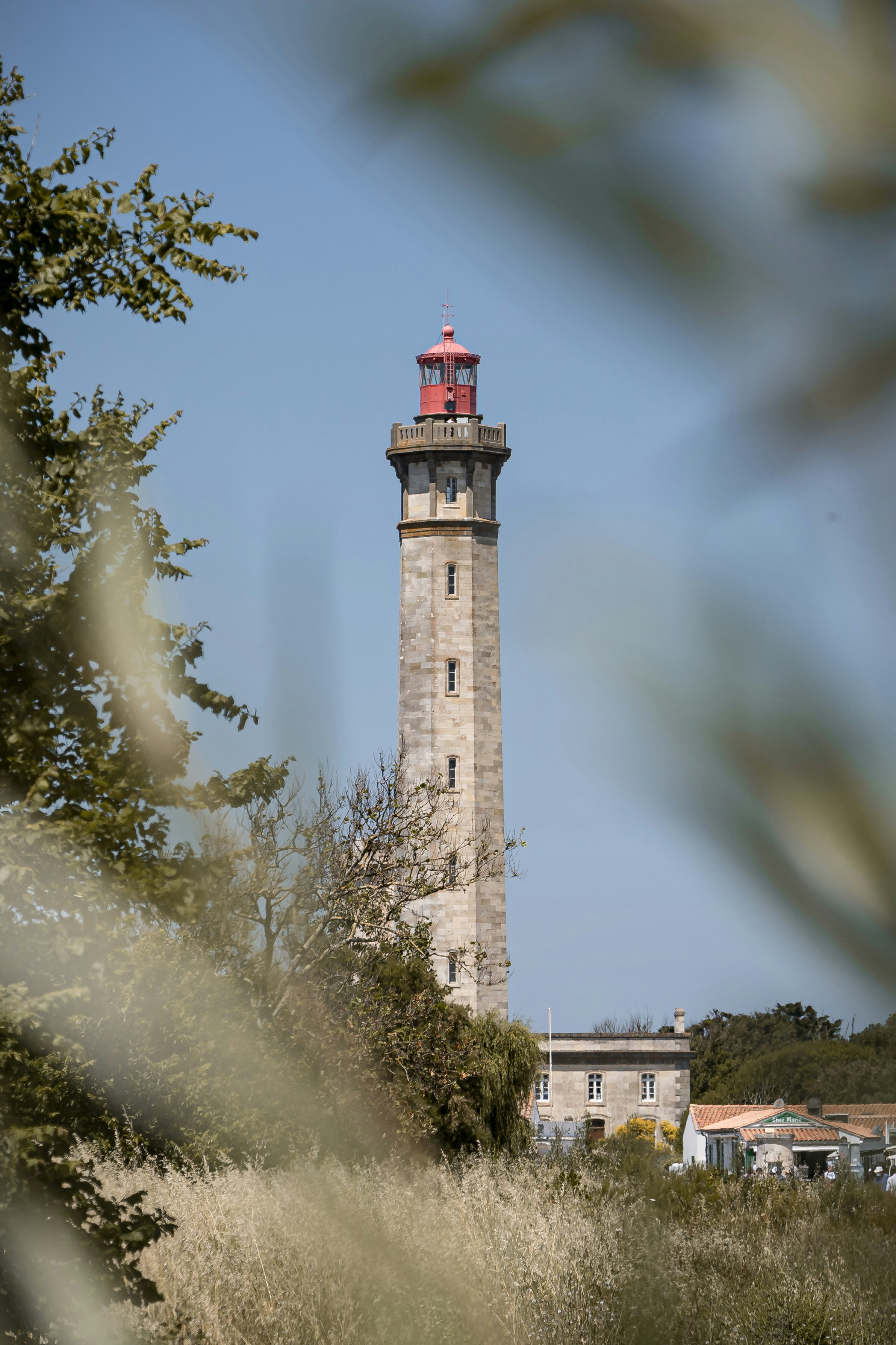 tour en béton brun sous le ciel bleu pendant la journée