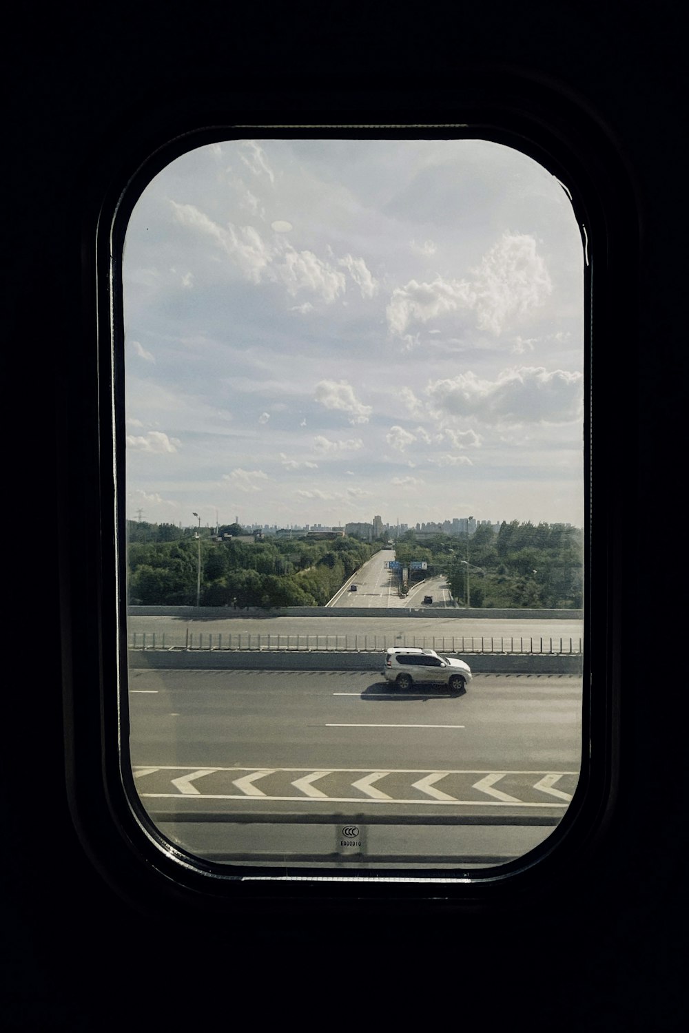 uma vista de uma rua de uma janela de um avião