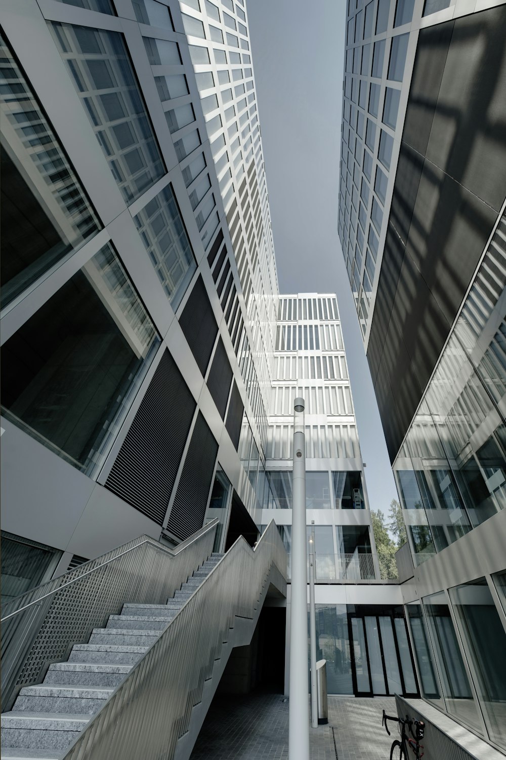 Edificio de hormigón blanco durante el día