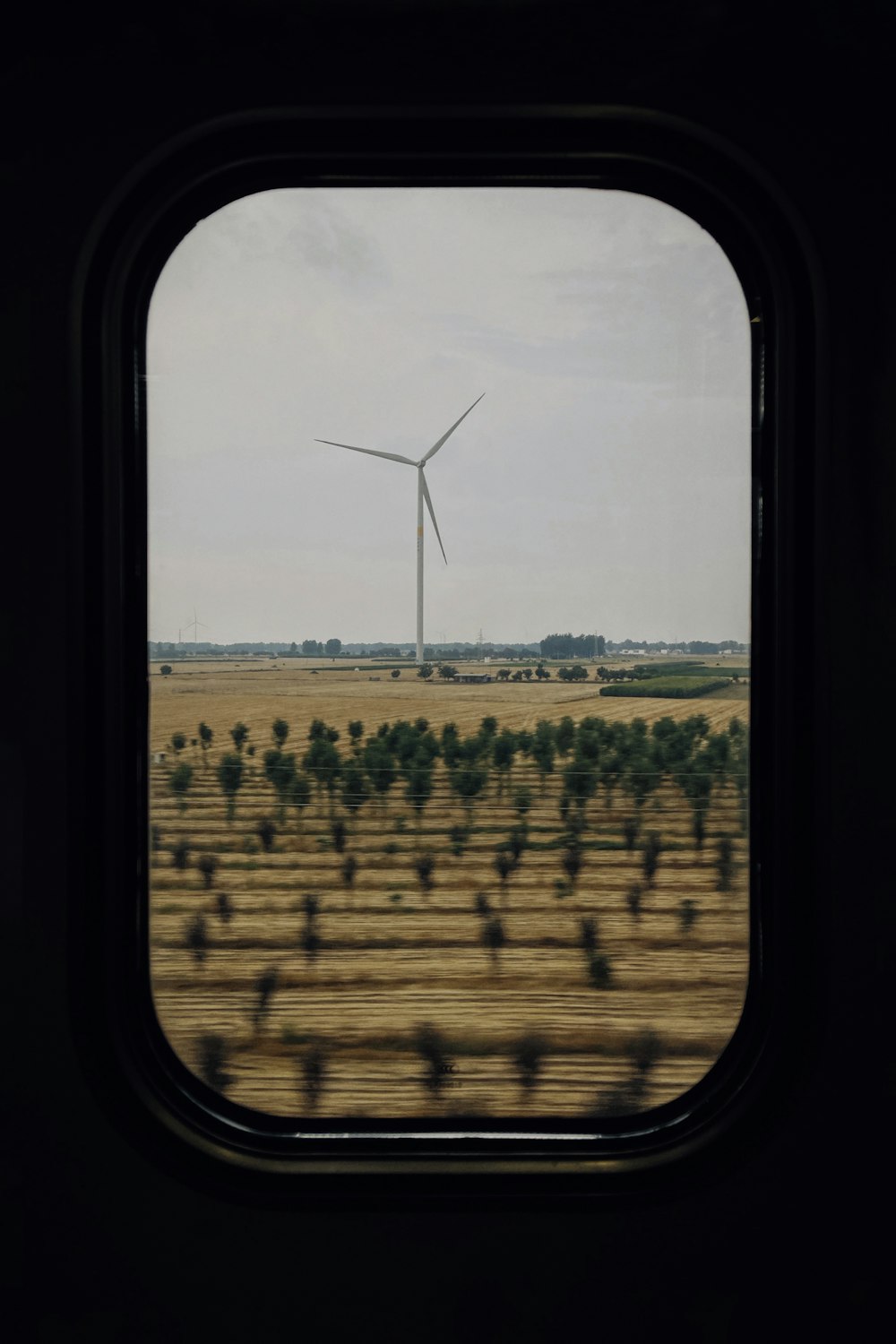 Una vista de una turbina eólica a través de una ventana