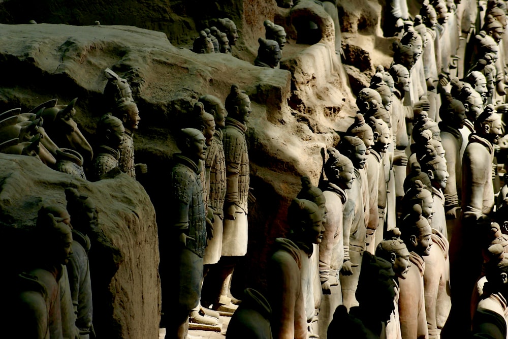 Formación de rocas marrones durante el día