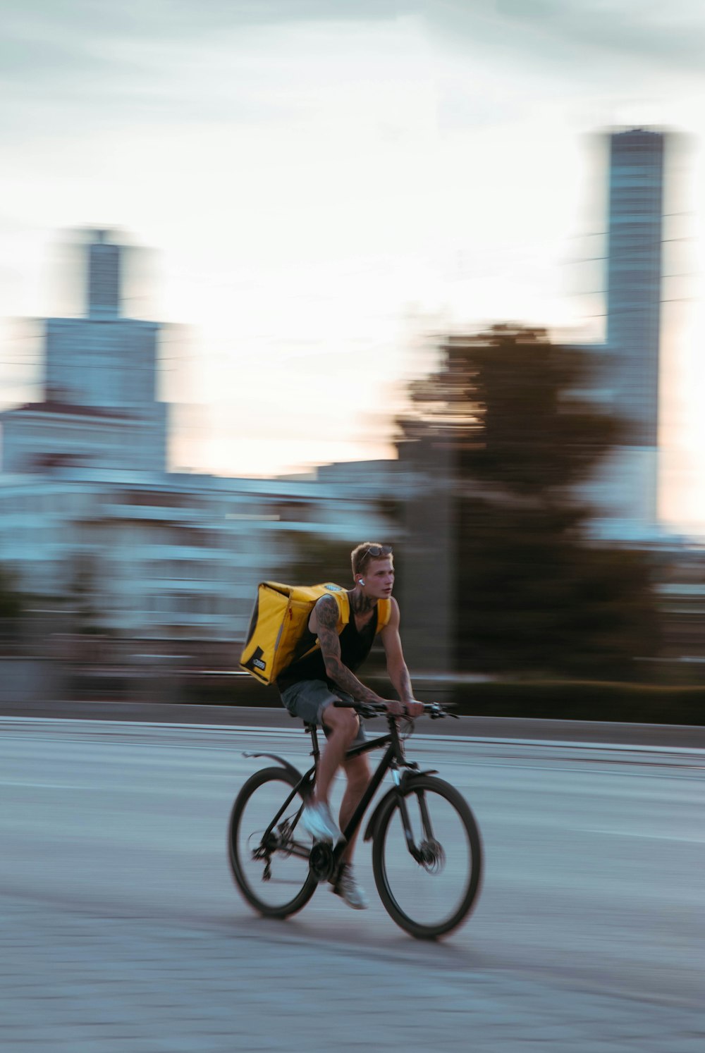 homme en chemise jaune faisant du vélo sur la route pendant la journée