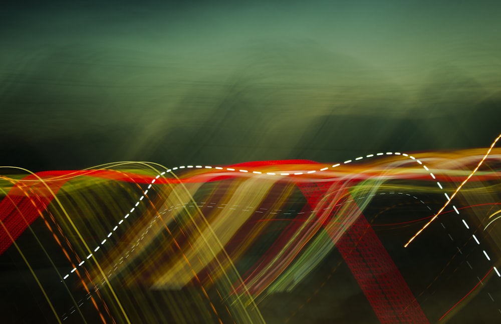 Fotografia time lapse di auto su strada durante la notte