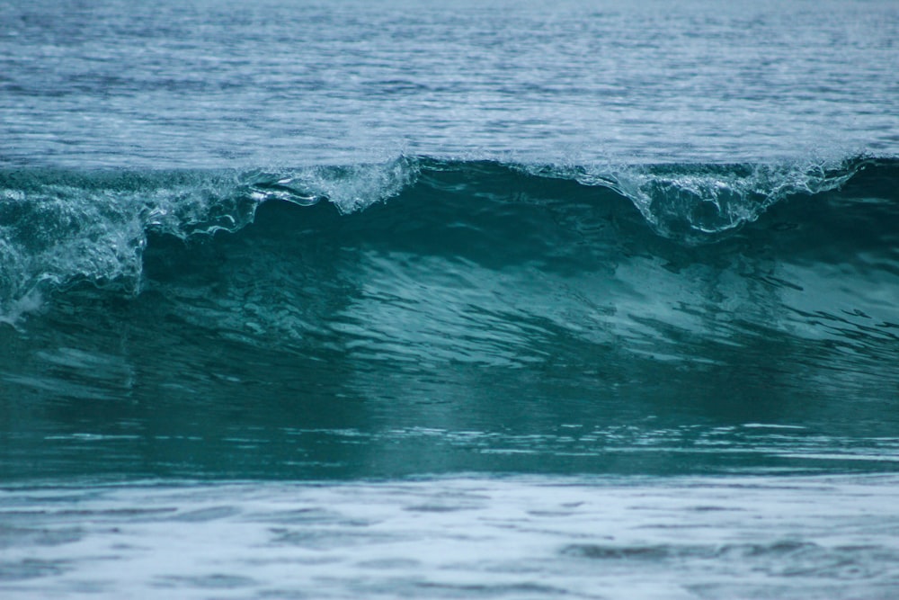 ocean waves crashing on shore during daytime