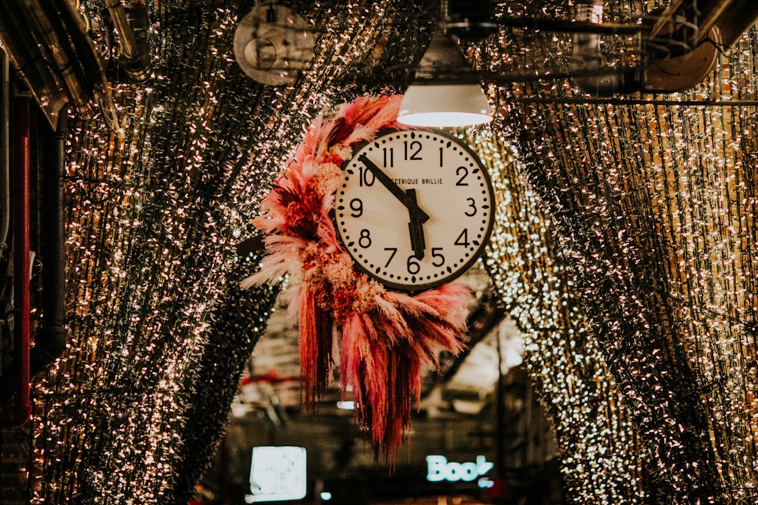 red and white analog clock at 10 00