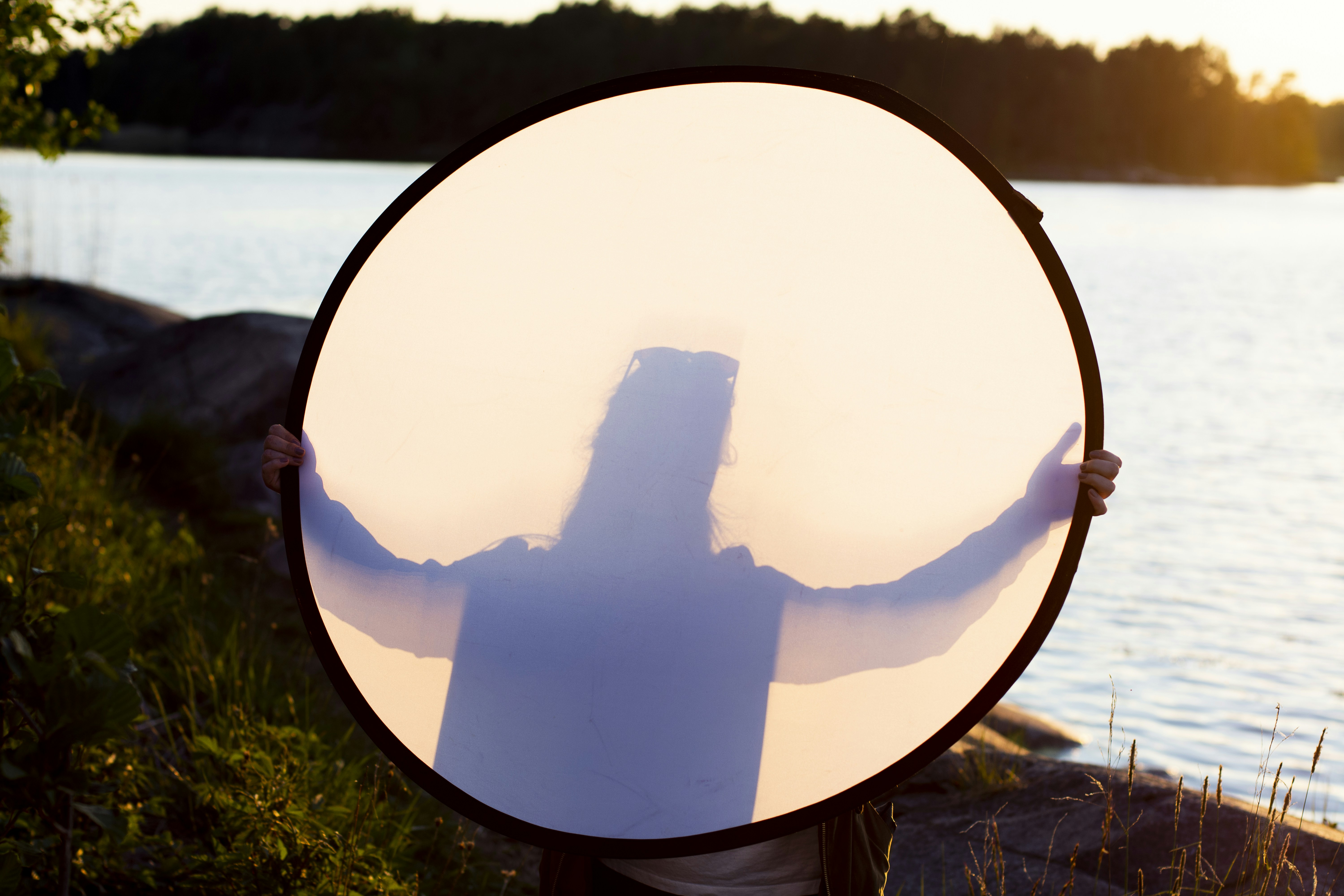 A simple pop-out light reflector 