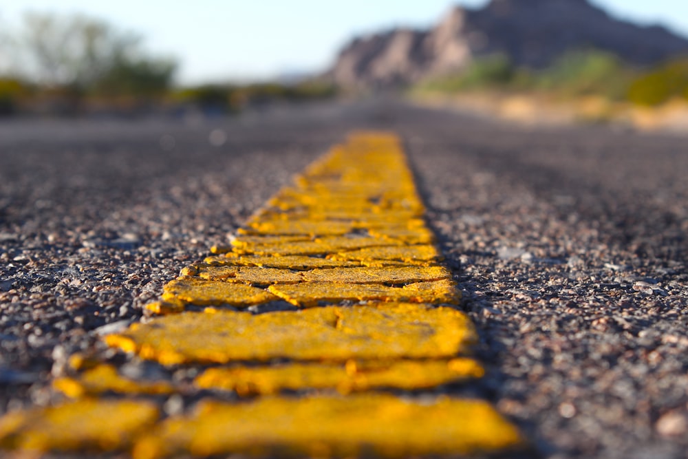 estrada de concreto marrom e amarelo