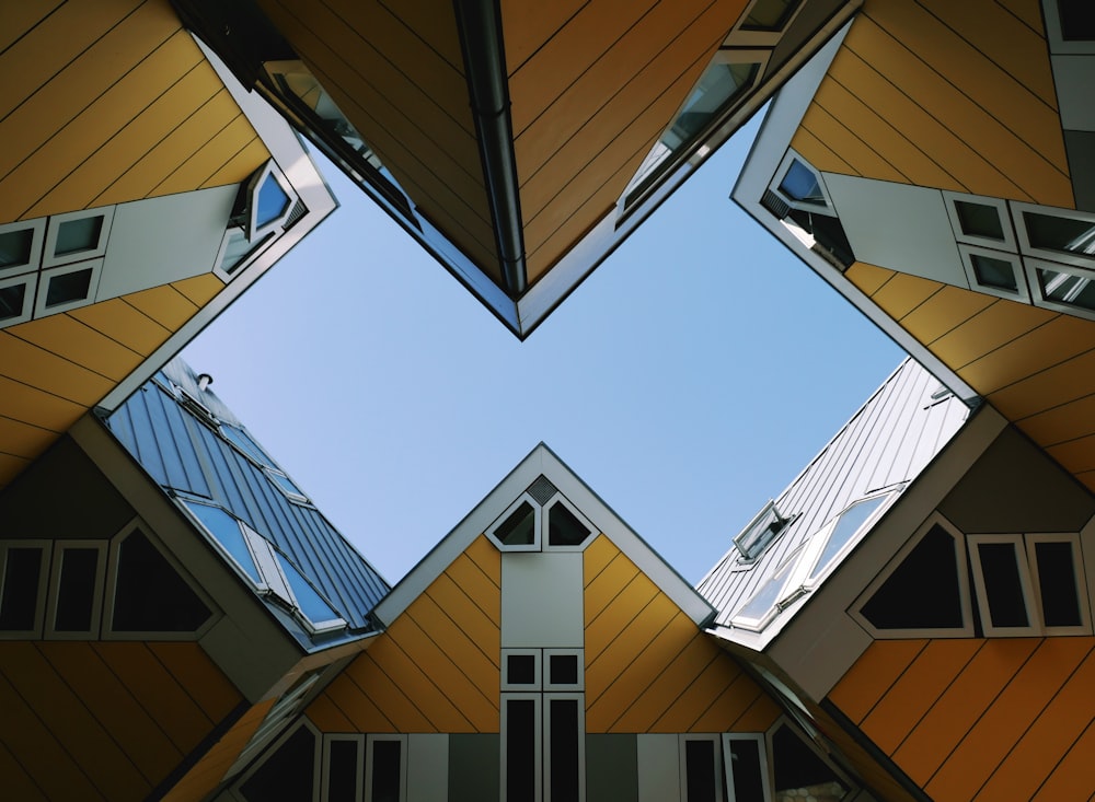 Fotografía de ángulo bajo de un edificio de hormigón blanco y marrón