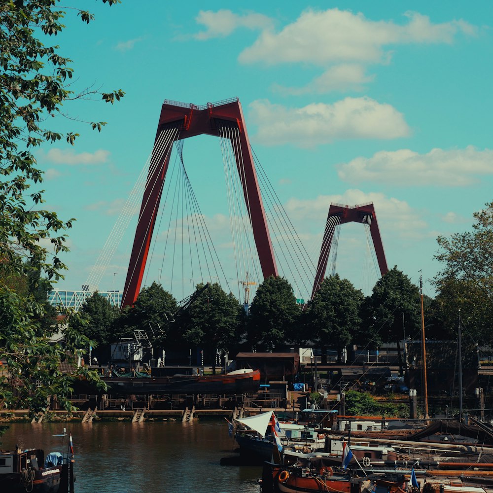 ponte marrom sobre o rio durante o dia