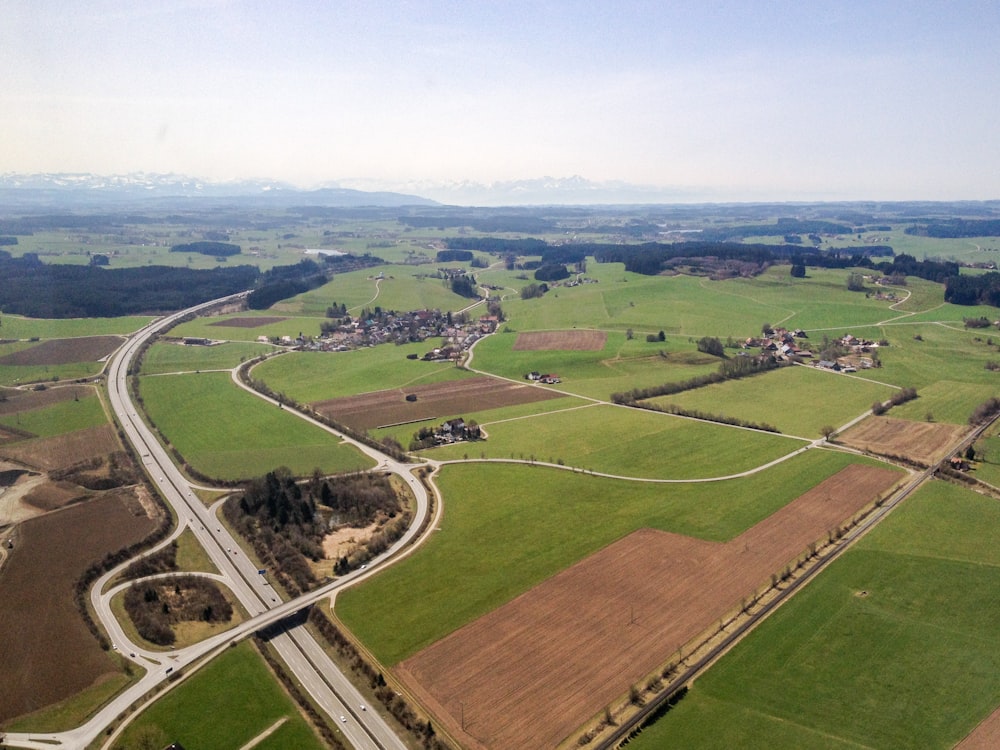 Luftaufnahme des grünen Rasenfeldes während des Tages