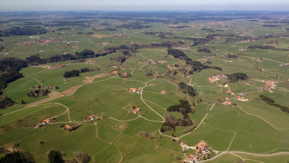 Luftaufnahme des grünen Rasenfeldes während des Tages