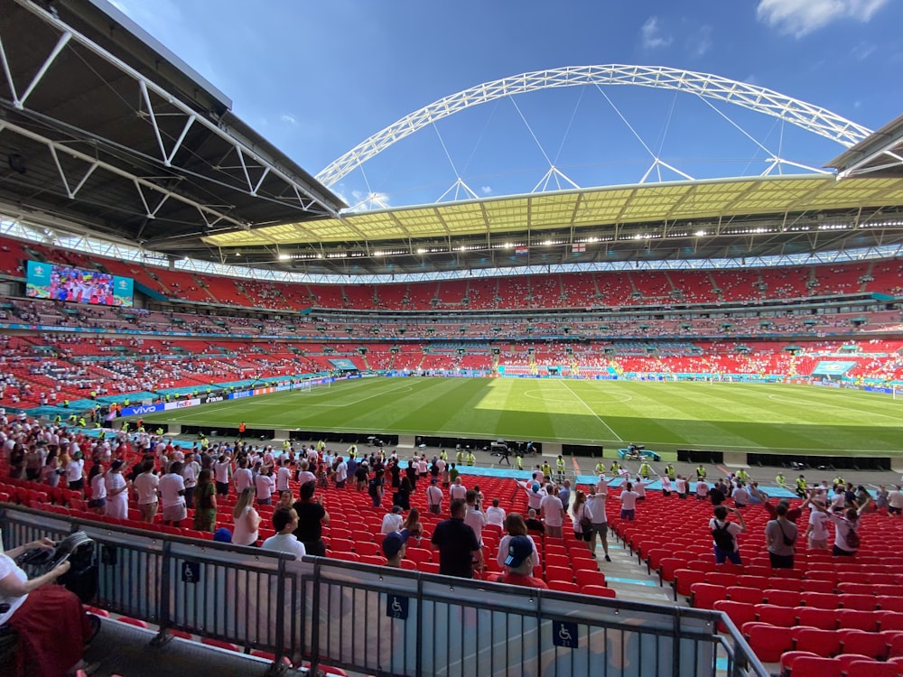 personnes dans le stade pendant la journée