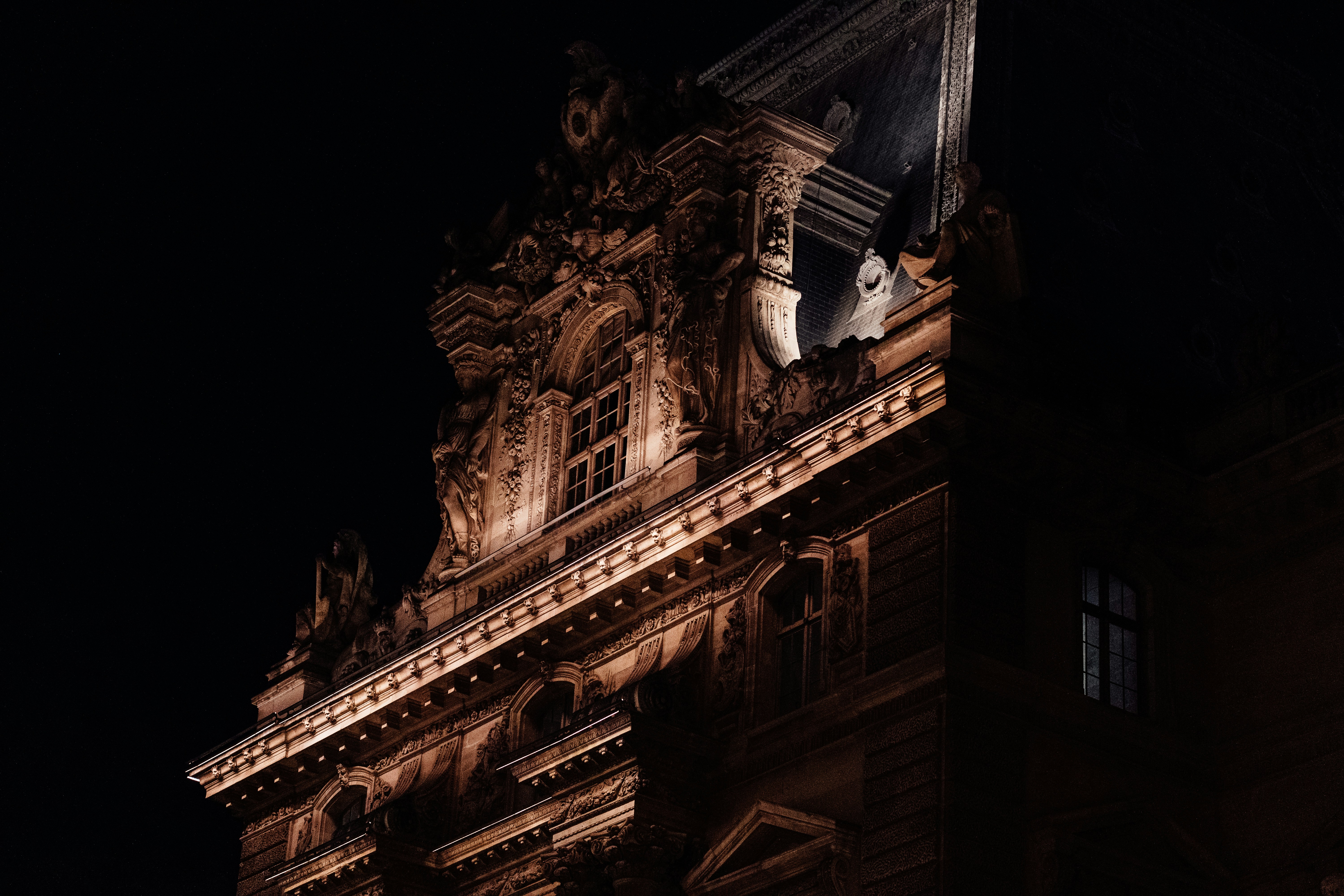 louvre by night , ----------------- @real_jansen ----------------- don't hesitate to subscribe, and put a like in the photo and add @real_jansen in instagram !