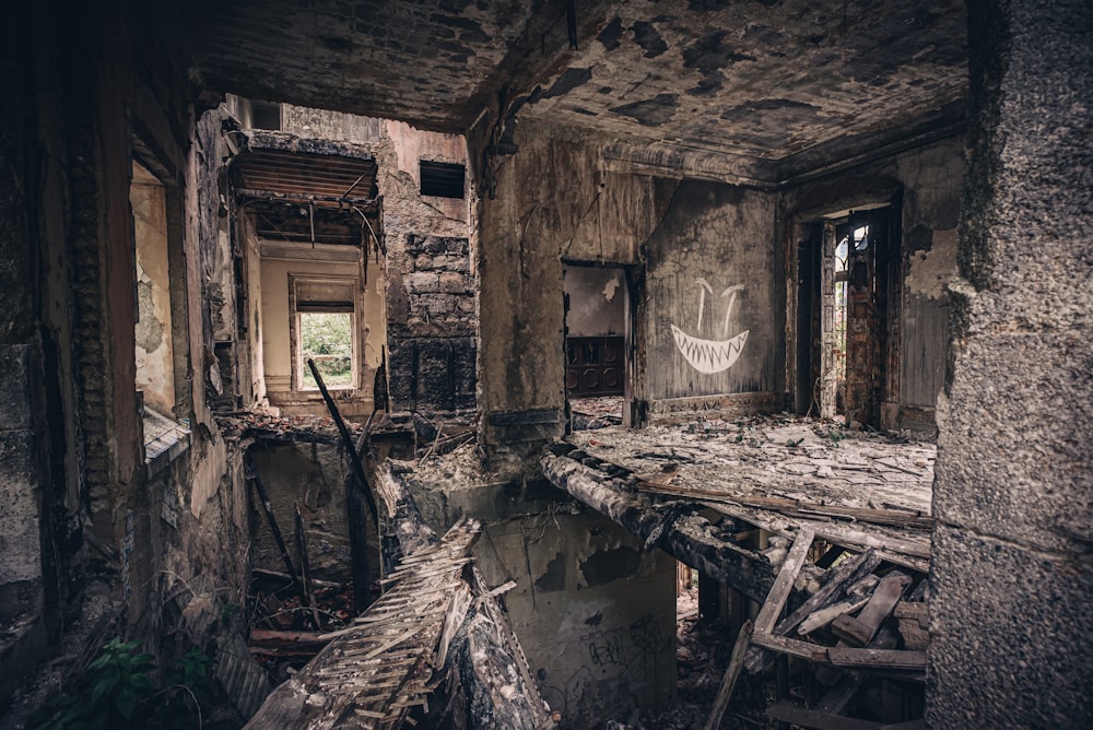 Mesa de madera marrón dentro de un edificio abandonado