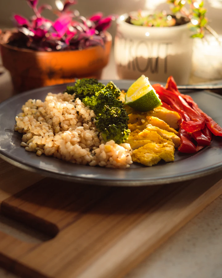 Prato leve de arroz, frango e legumes, refeição gut-friendly