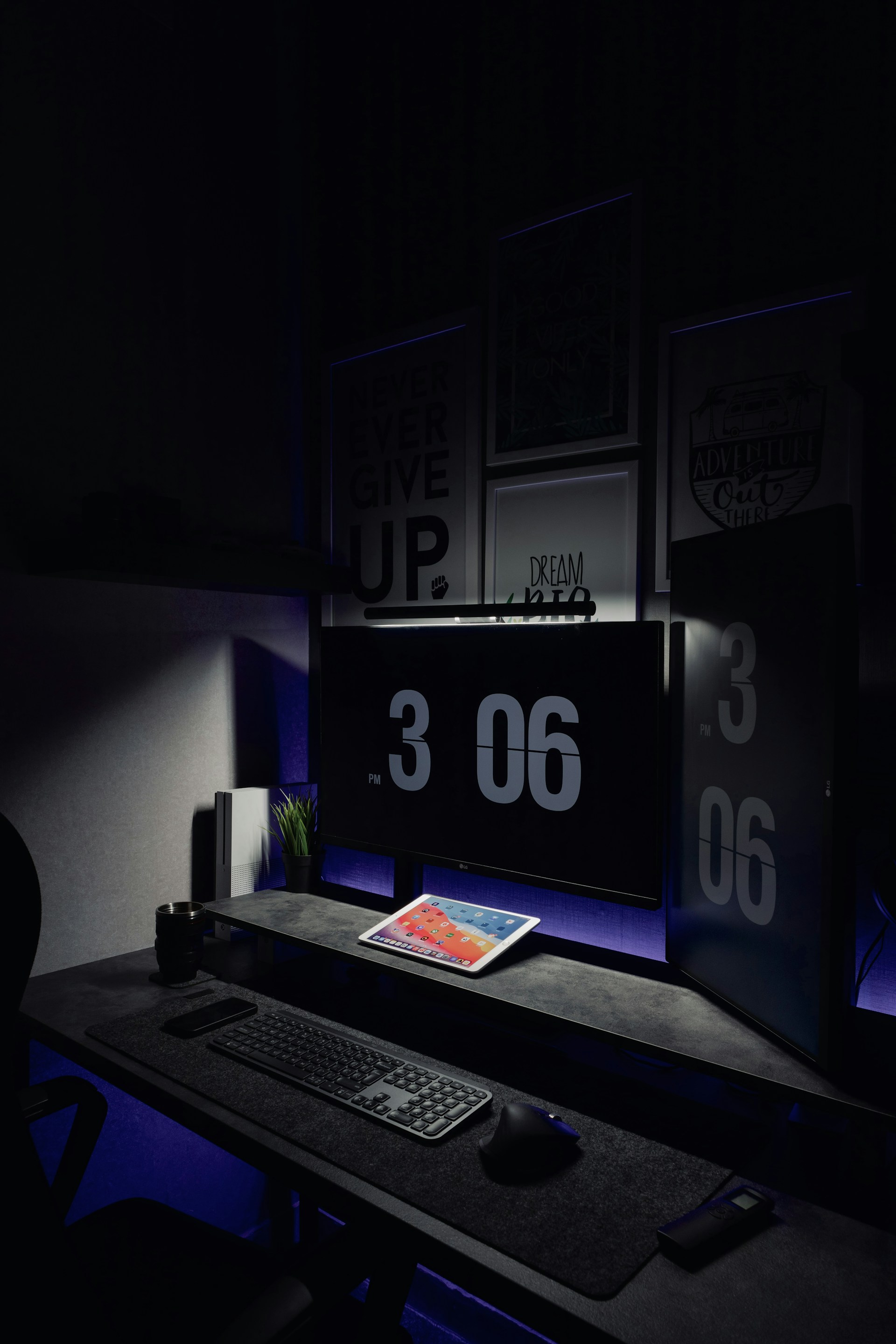 gray computer monitor