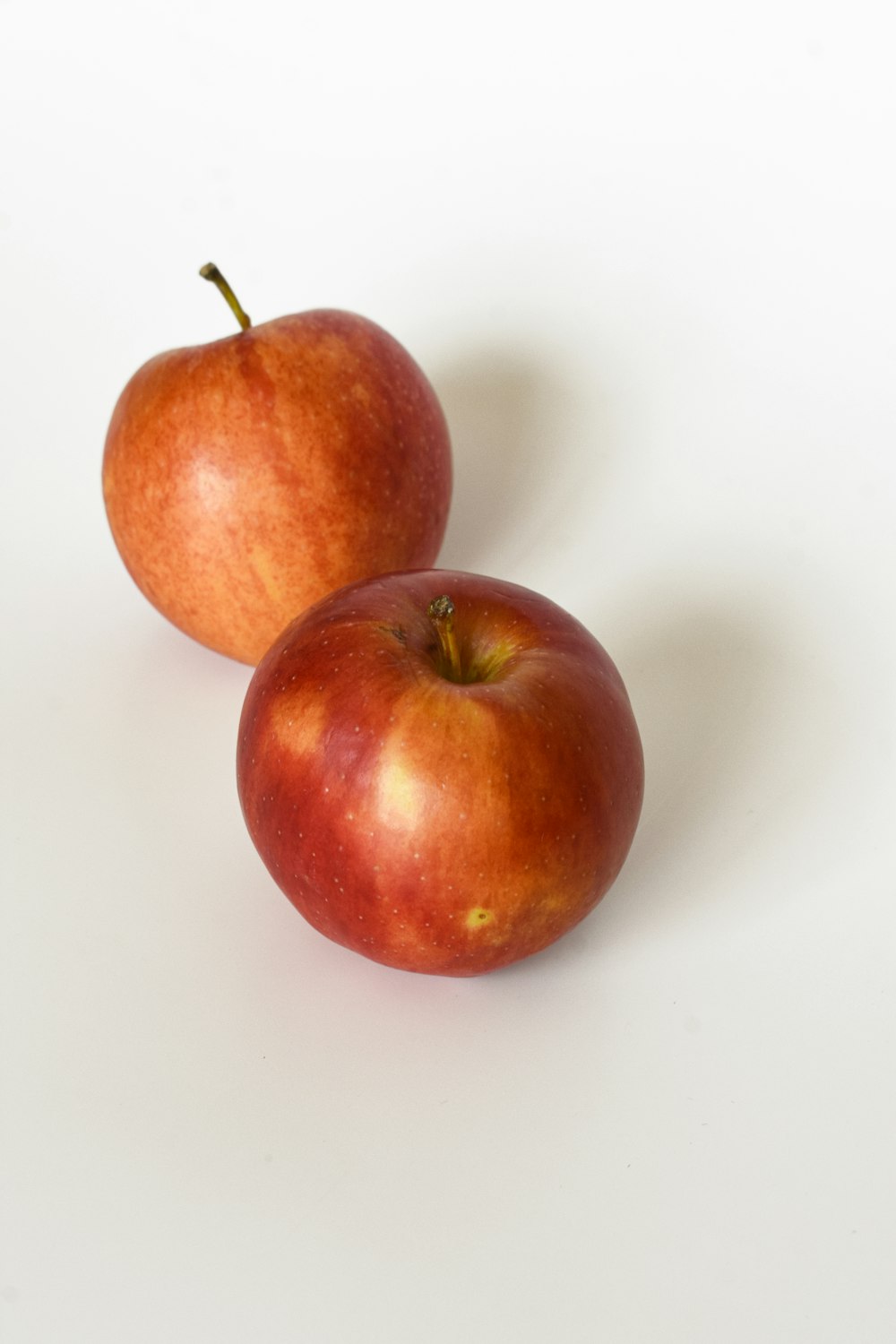 pomme rouge sur table blanche