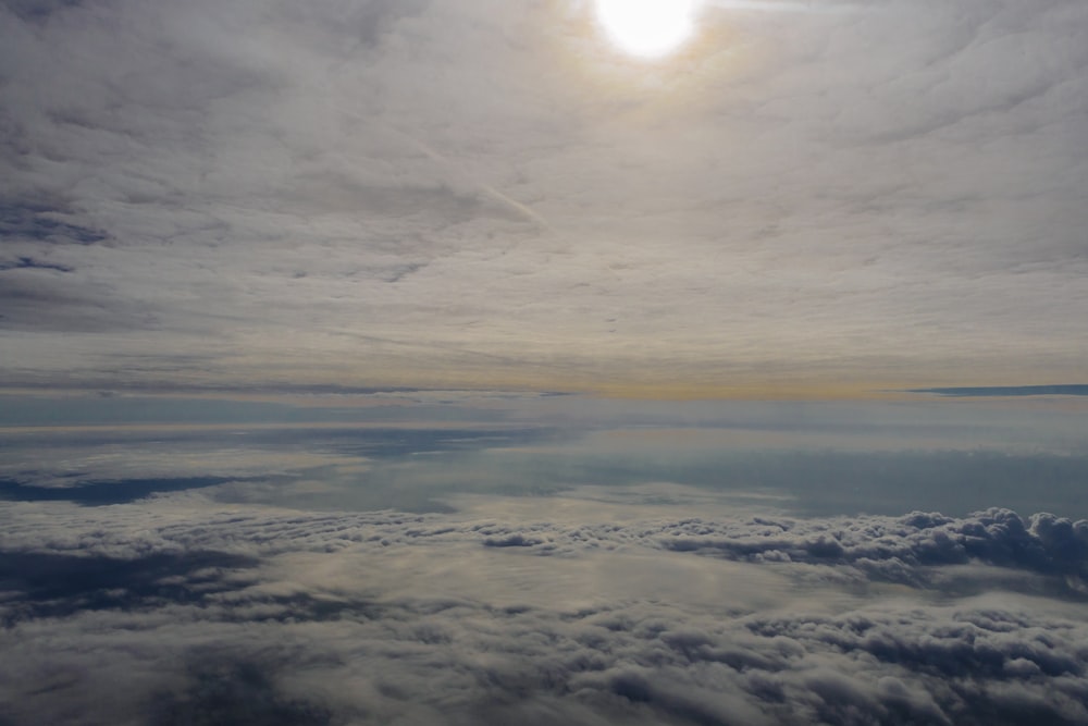 Nubes blancas y cielo azul durante el día