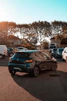 une voiture noire garée sur le côté en journée